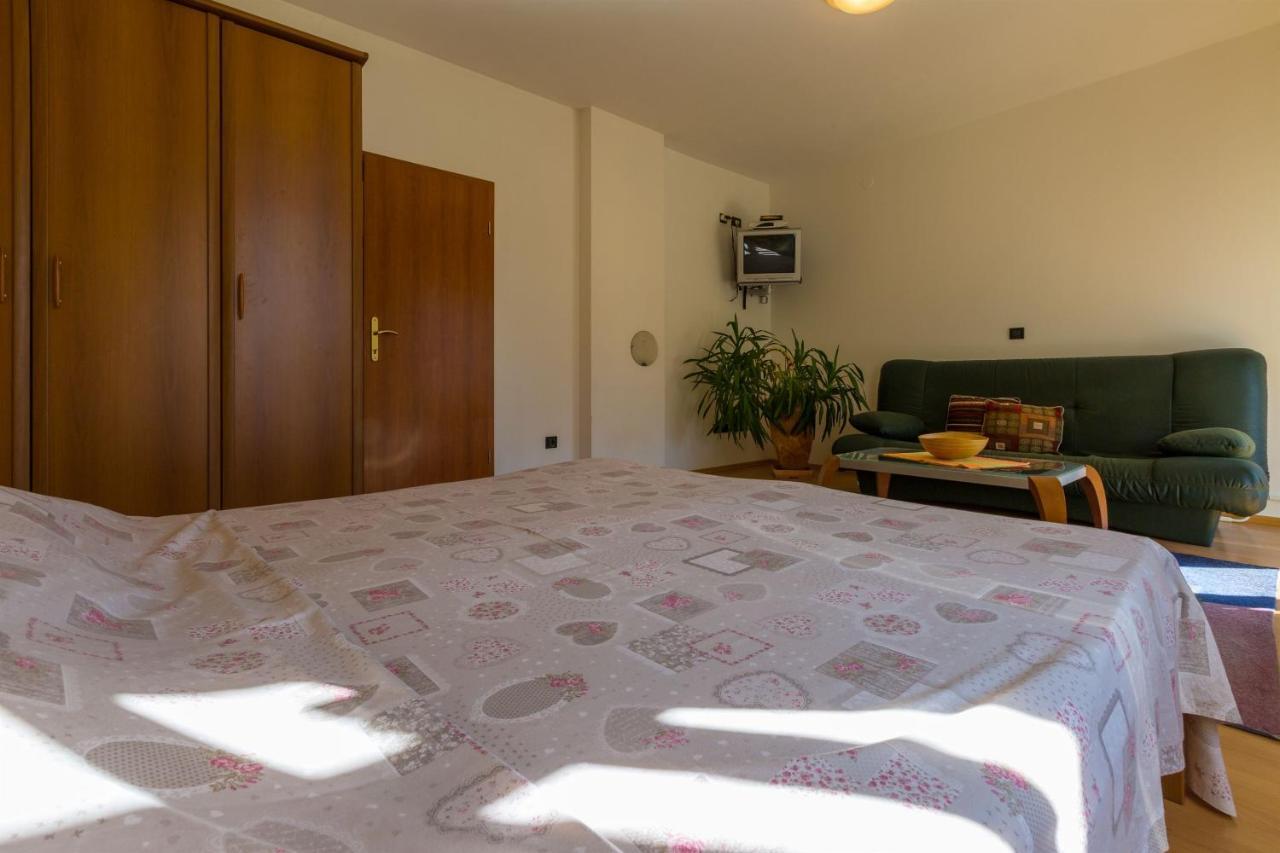 Apartments Villa Katarina Selce Exterior foto